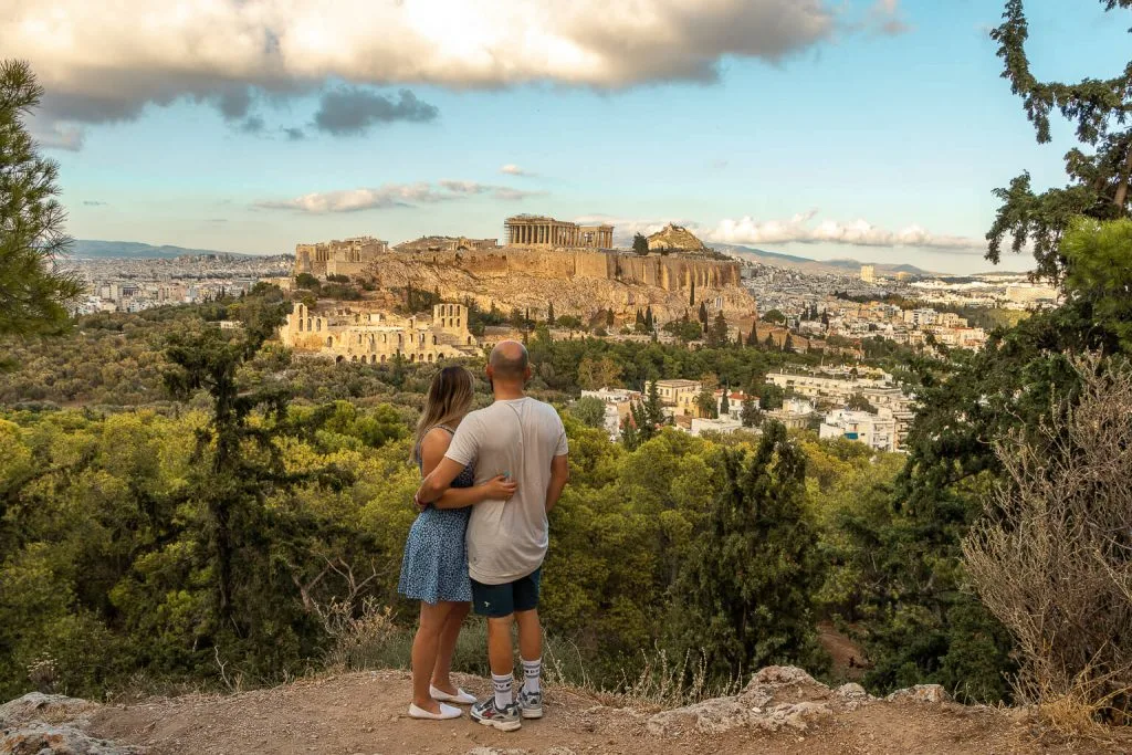 Ein Paar blickt vom Philopapposhügel auf die Akropolis