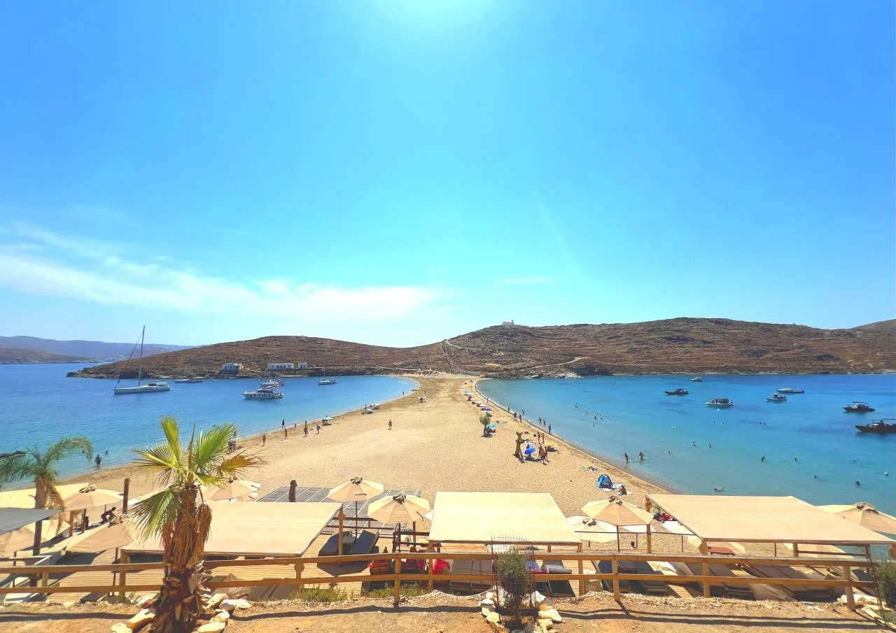Kolona auf Kythnos — ein Sandstrand zwischen zwei Buchten