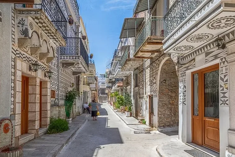 Eine Straße mit schwarz-weißen Sgraffito-Häusern in Pyrgi auf Chios