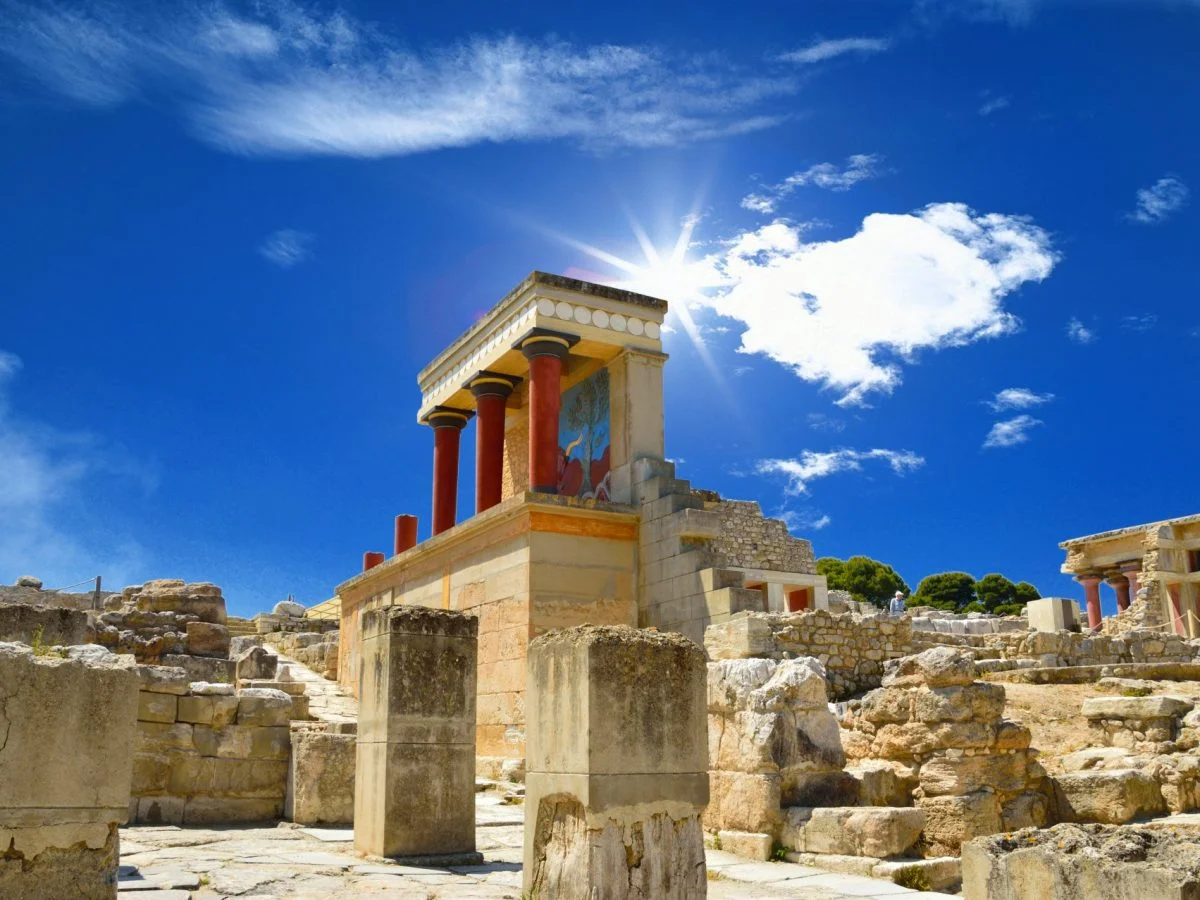 Der minoische Palast von Knossos unter strahlendem Himmel