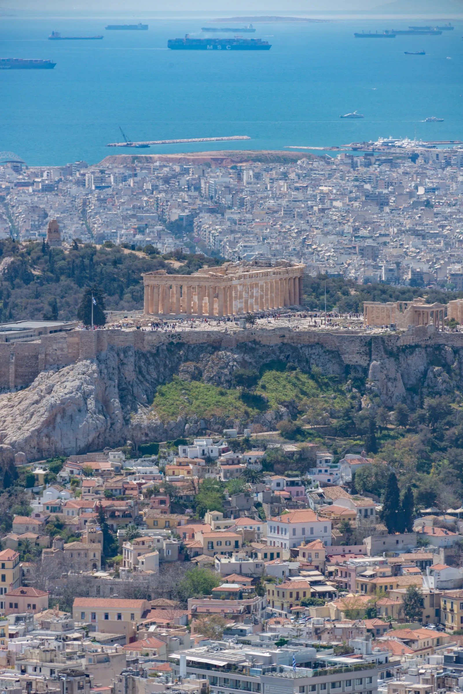 Der Parthenon über Athen, dahinter das Meer