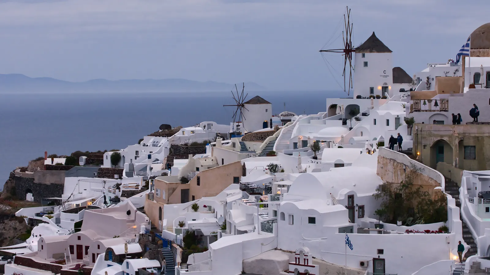 Oia und seine Windmühlen in der Abenddämmerung