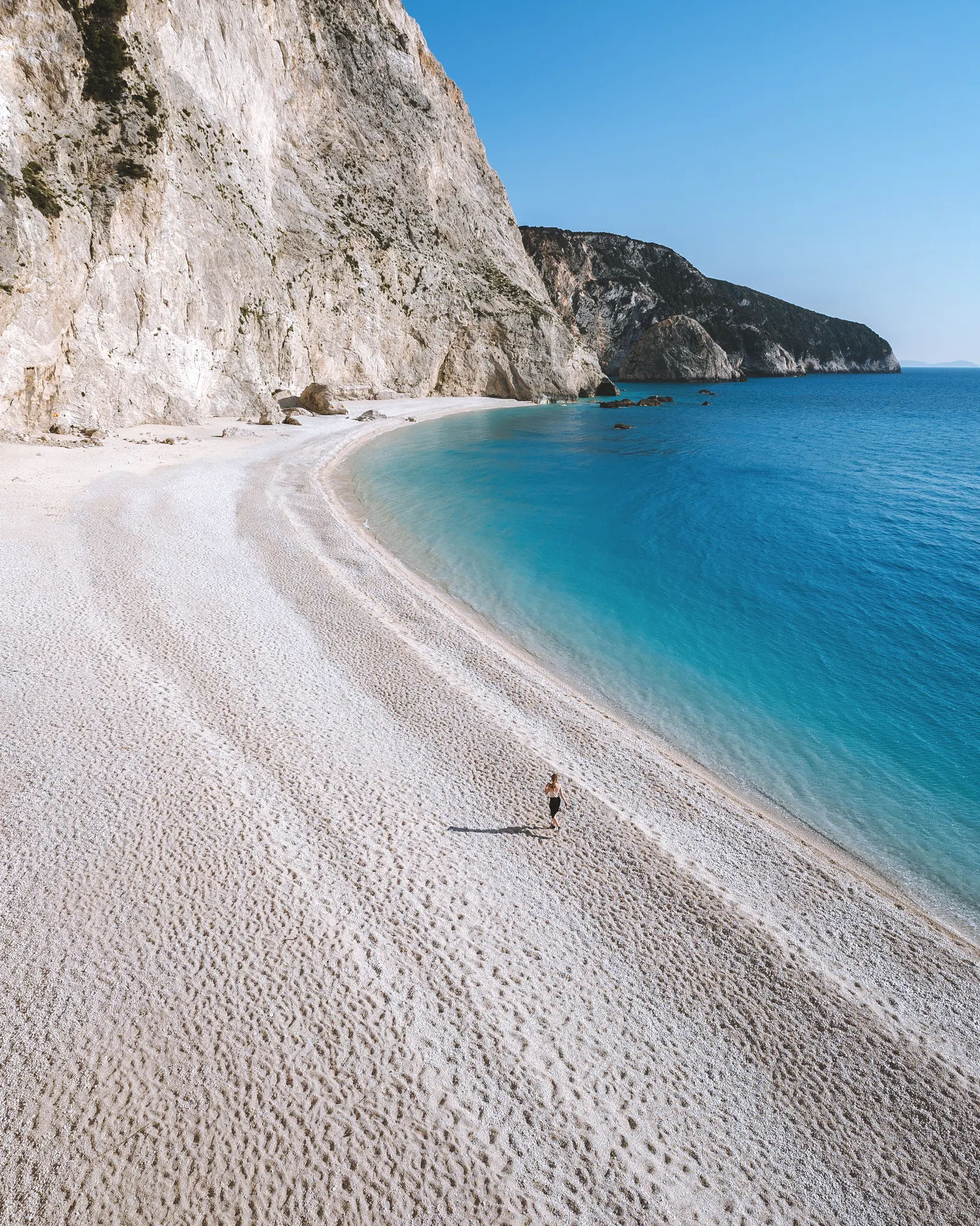 Der Strand von Porto Katsiki unter den weißen Klippen von Lefkada