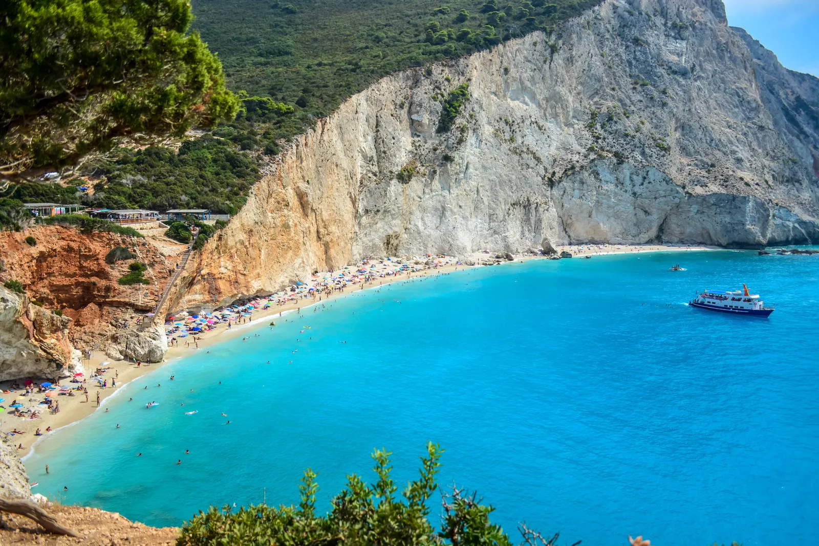 Luftaufnahme eines Bootes in türkisfarbenem Wasser vor Lefkada