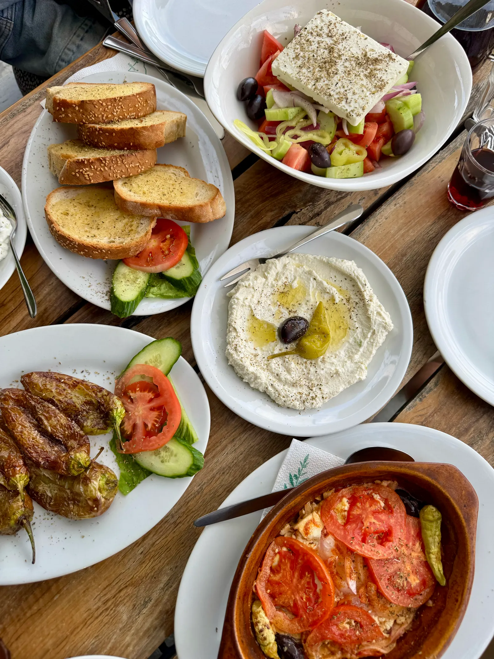 Ein rustikaler Tisch mit Meze, Salat und Brot