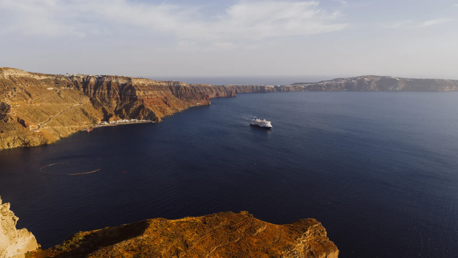 Fira auf den Klippen der Caldera über der Ägäis