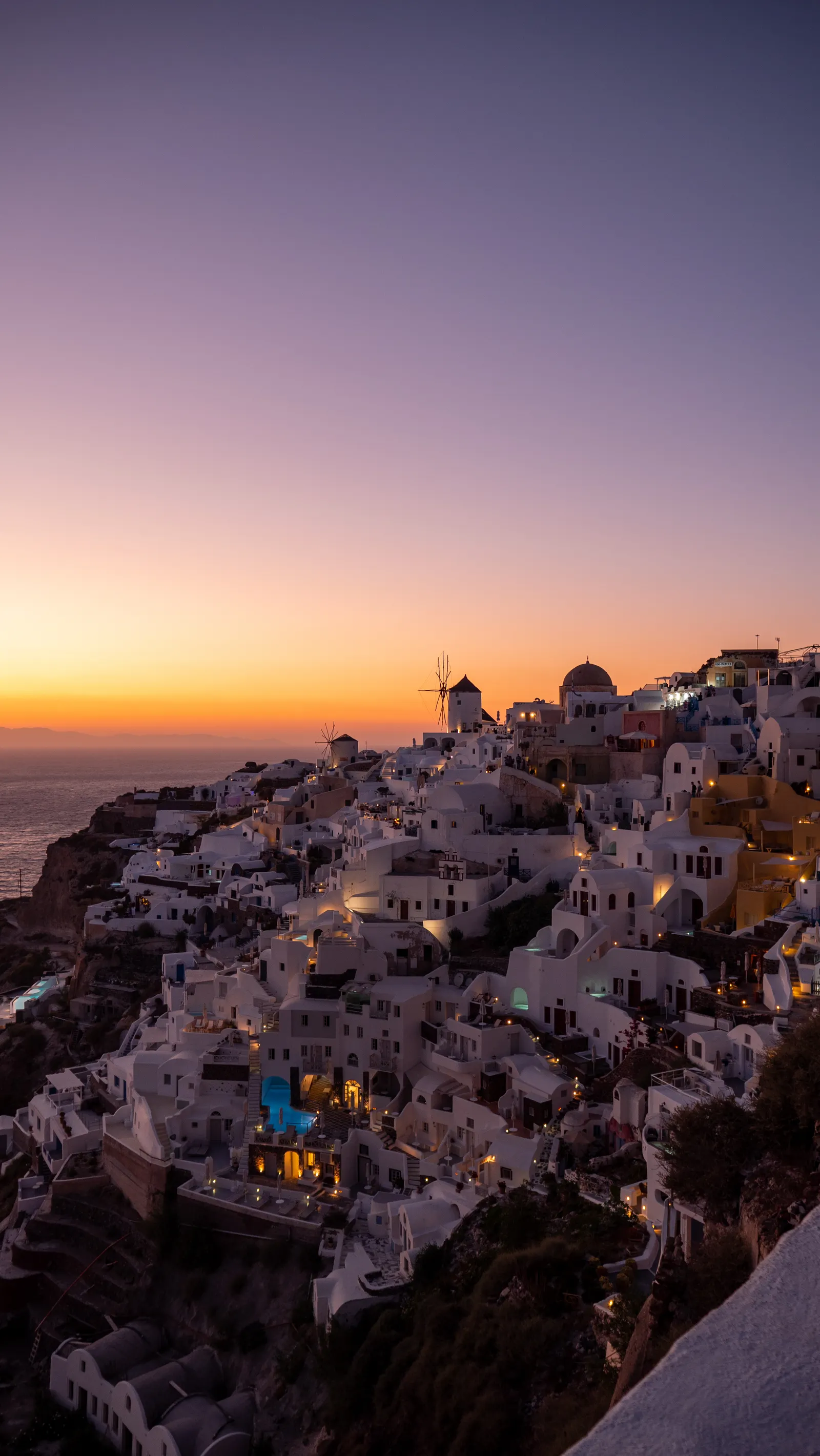 Sonnenuntergang über den weißen Bauten von Oia