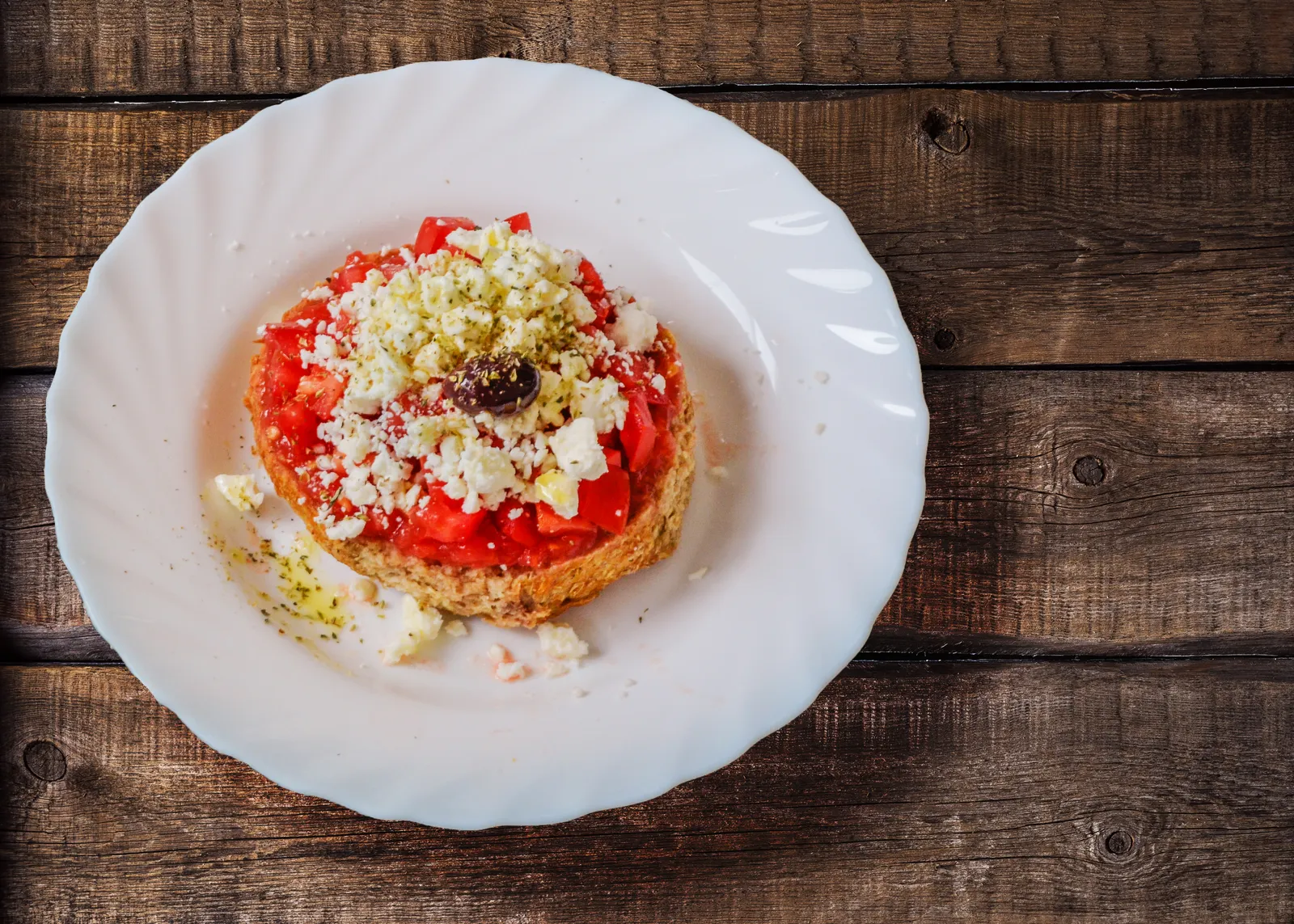 Dakos — Gerstenzwieback mit Tomate, Käse und Olivenöl