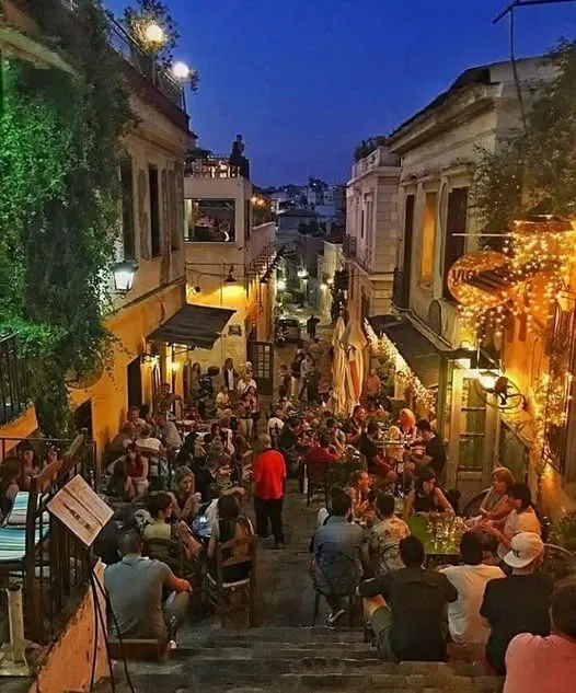 Eine Gasse in der Plaka unter Bougainvilleen